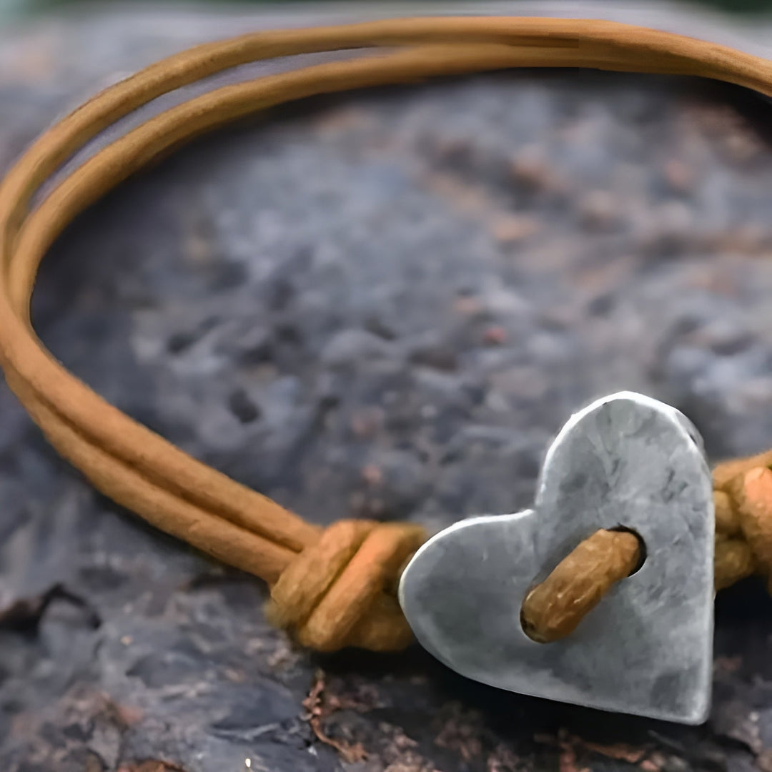 Lovenna - Pulsera de Cordón Ajustable con Detalle de Corazón Metálico