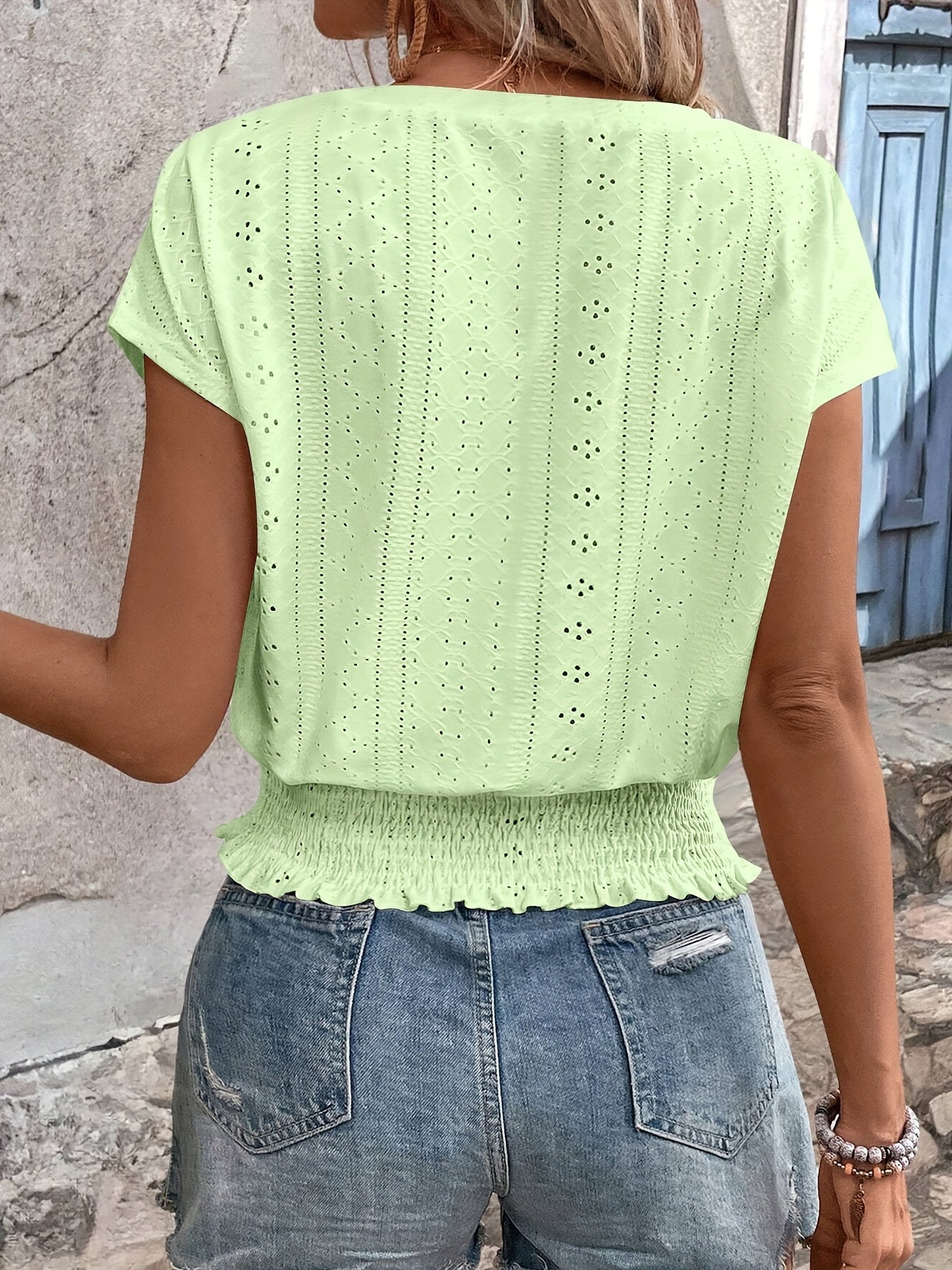 Delores - Top Con Cuello en V Mangas de Murciélago y Detalle de Ojales
