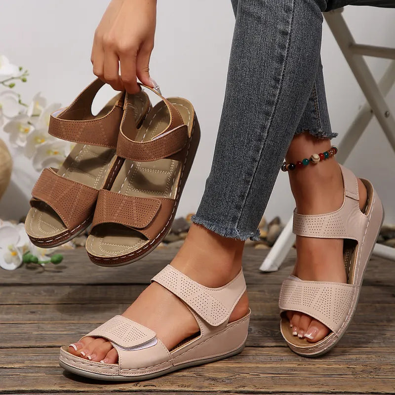 Tanaeva | Sandalias de Cuña Con Velcro y Tiras Perforadas