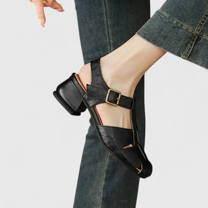 Kathy | Sandalias Cerradas con Tacón Bajo y Hebilla