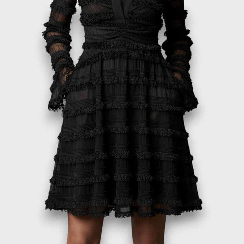 Myla | Vestido Negro con Mangas Transparentes y Faldón Escalonado