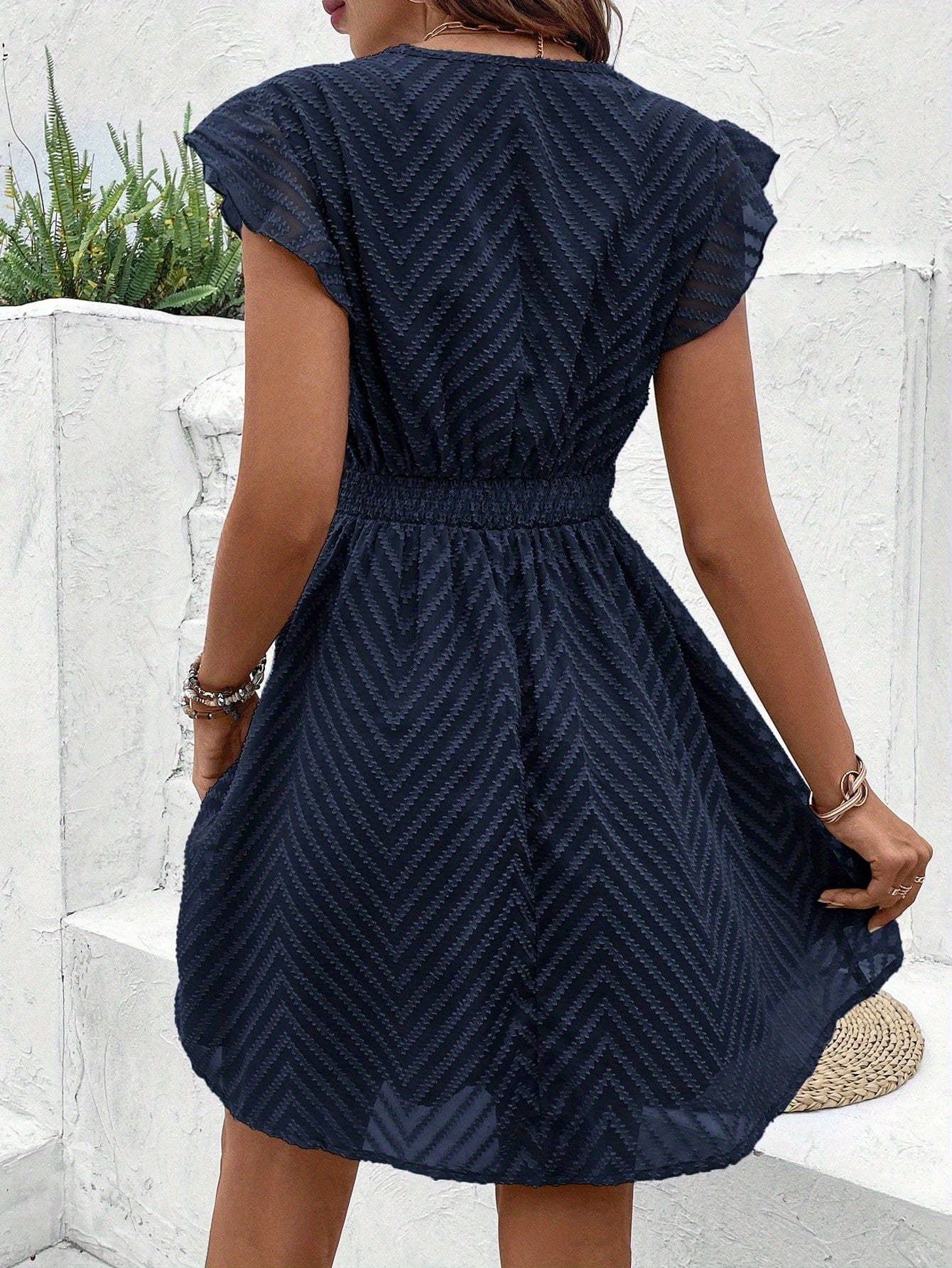Shirley | Minivestido Con Cuello en V Y Mangas Onduladas Con Estampado en Zigzag