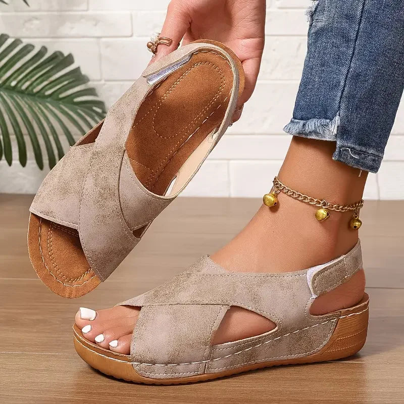 Clarisa | Sandalias De Cuña Con Tiras Cruzadas Y Correa Trasera