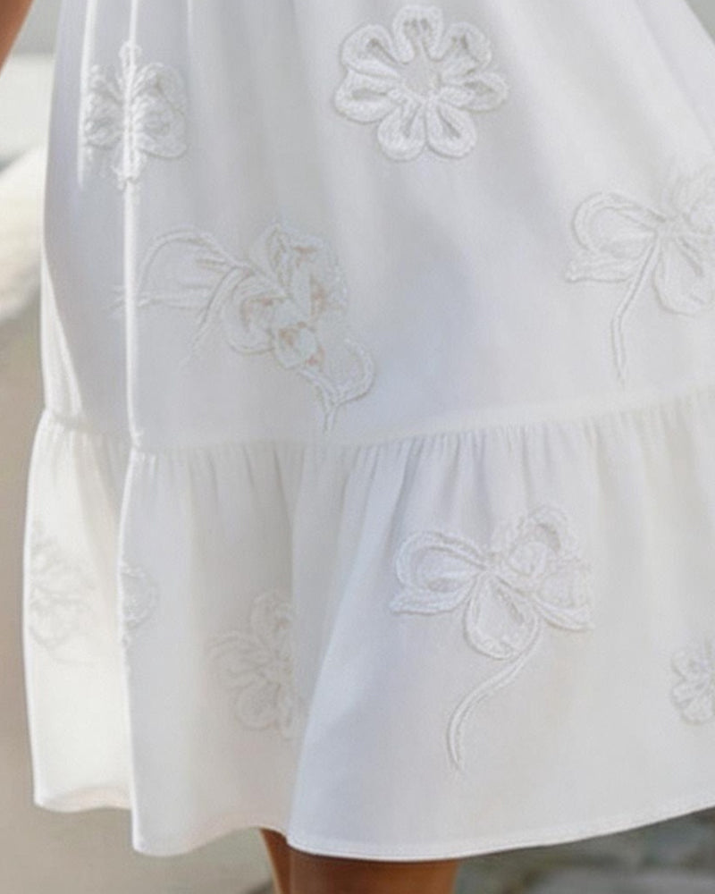 Nija | Vestido Midi Con Cuello en V y Apliques Florales Con Volantes