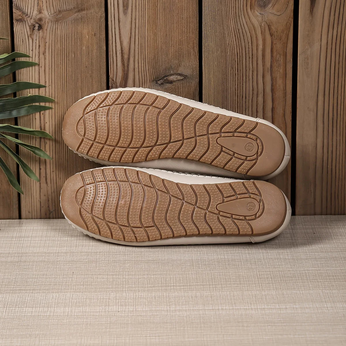 Inessa | Mocasines Blancos Con Corte Floral Sin Cordones