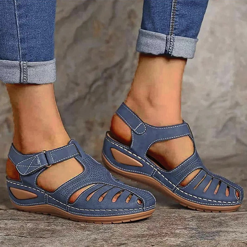Leola | Sandalias de Puntera Cerrada Con Aberturas y Cierre de Velcro