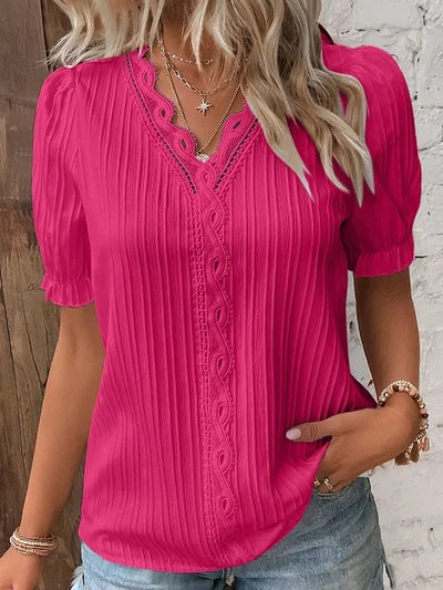 Madelen | Blusa Plisada con Cuello en V y Encaje