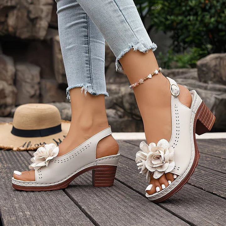 Gayanthi - Sandalias De Tacón Grueso Con Detalle Floral en La Parte Delantera