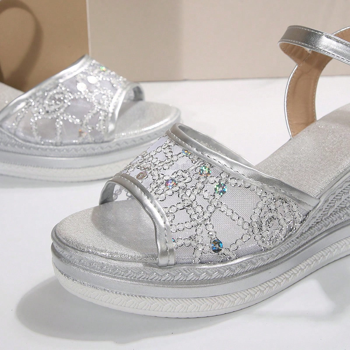 Cara | Sandalias de Cuña con Encaje Decorativo