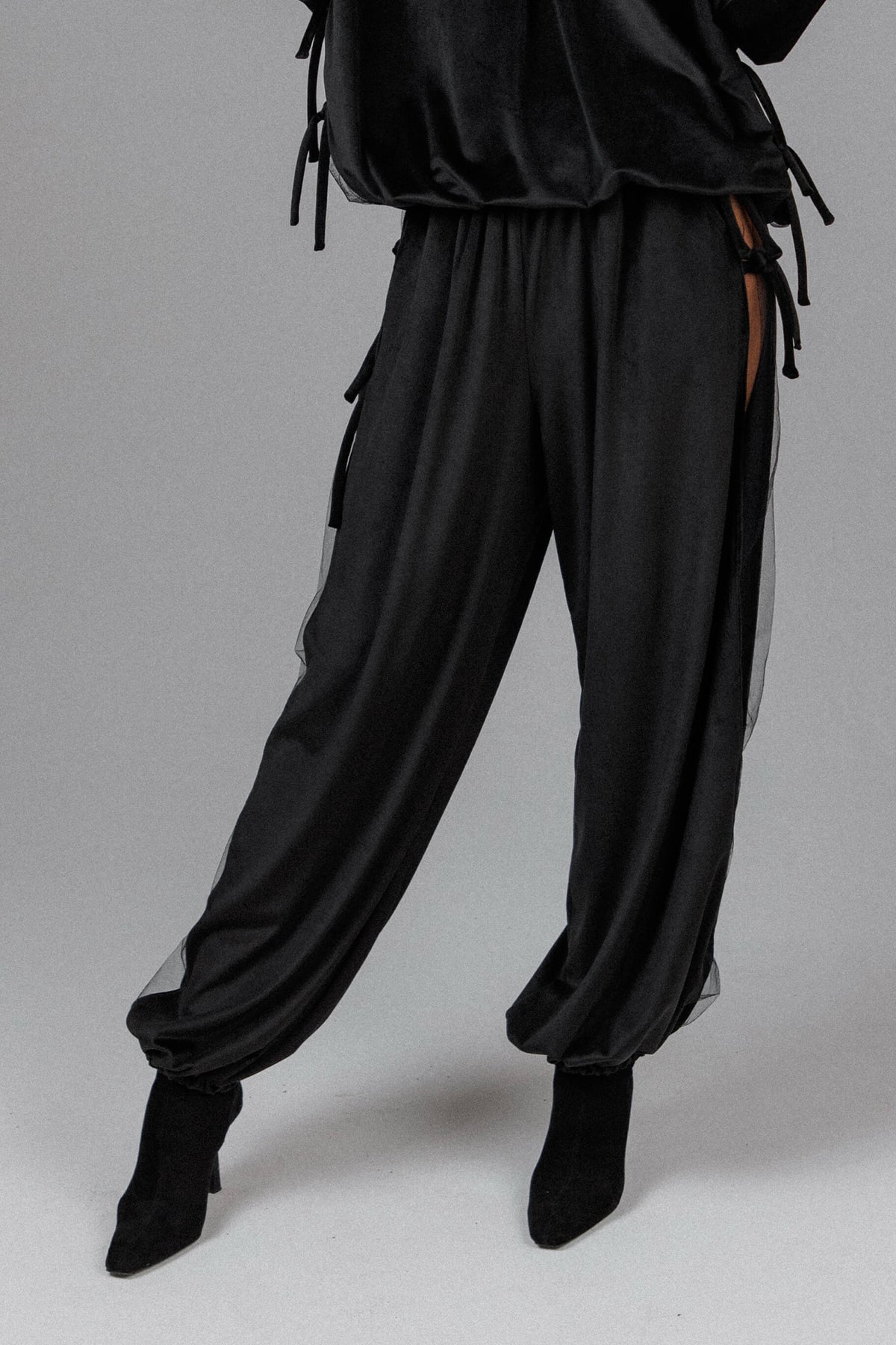 Yuphin | Pantalones de Estilo Globo Con Acabado Satinado y Aberturas