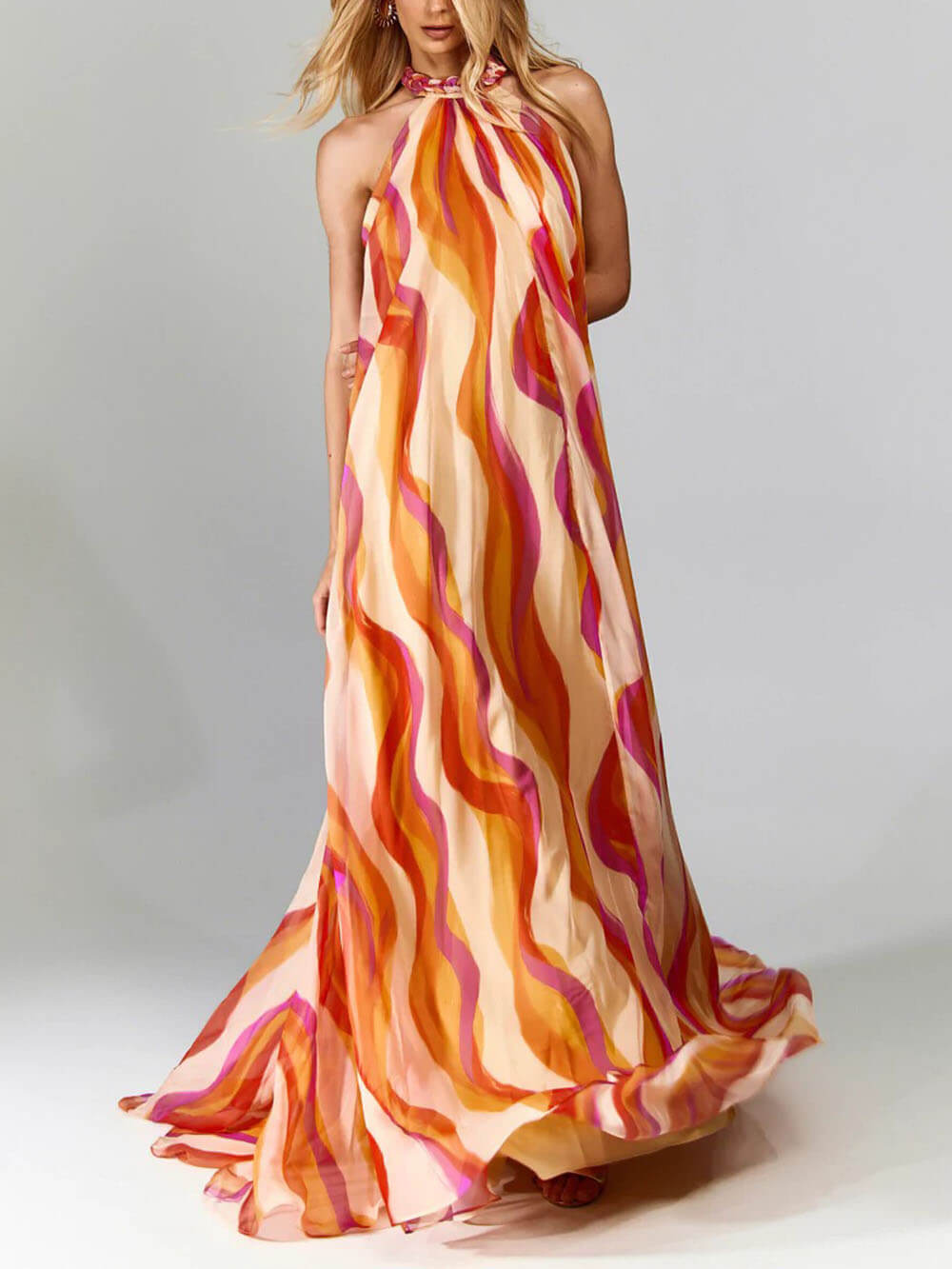 Marlyn | Vestido Largo Con Cuello Halter Y Estampado Abstracto