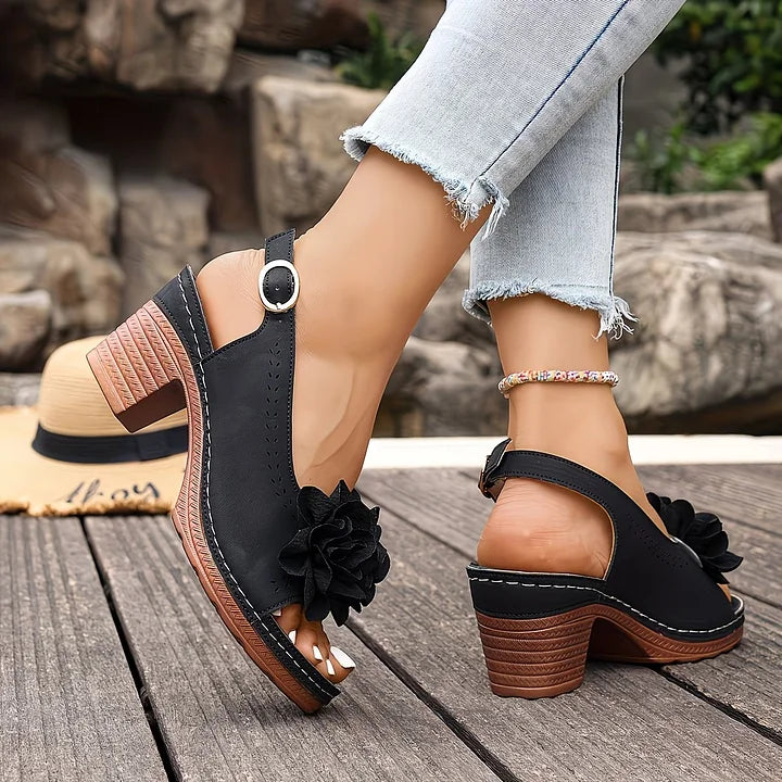 Gayanthi - Sandalias De Tacón Grueso Con Detalle Floral en La Parte Delantera