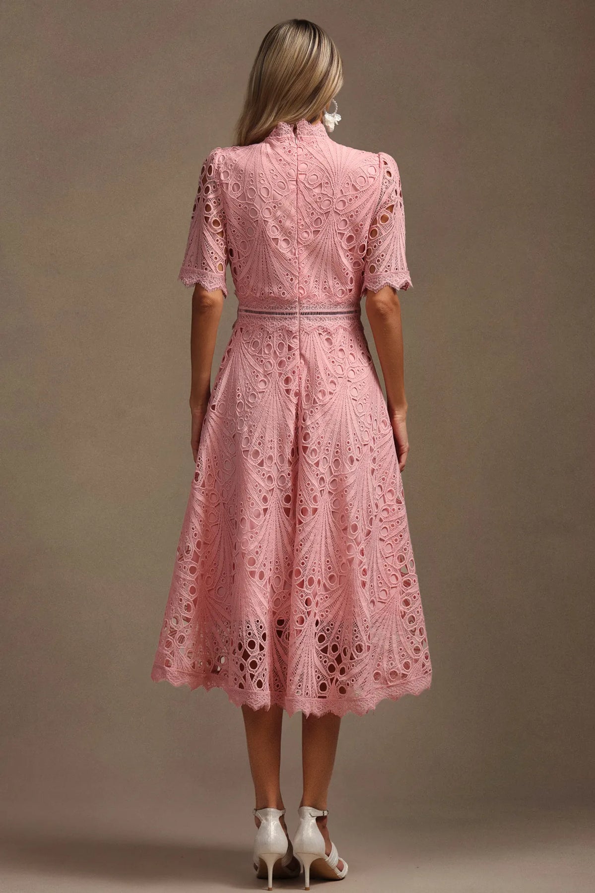 Vorelle | Vestido Midi de Encaje Cuello Alto Manga Corta