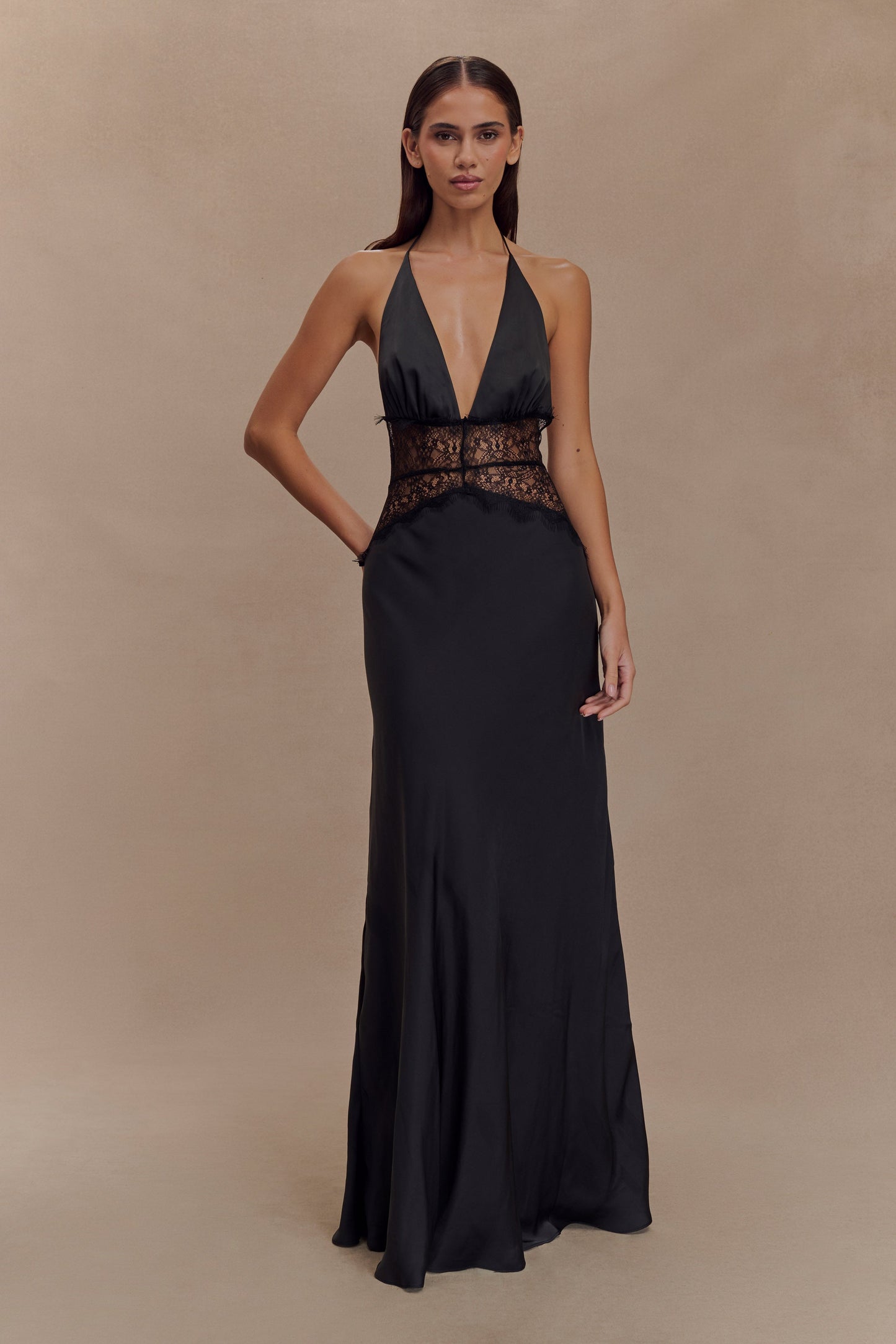 Mayreen | Vestido Largo de Satén Negro Con Cuello Halter y Encaje