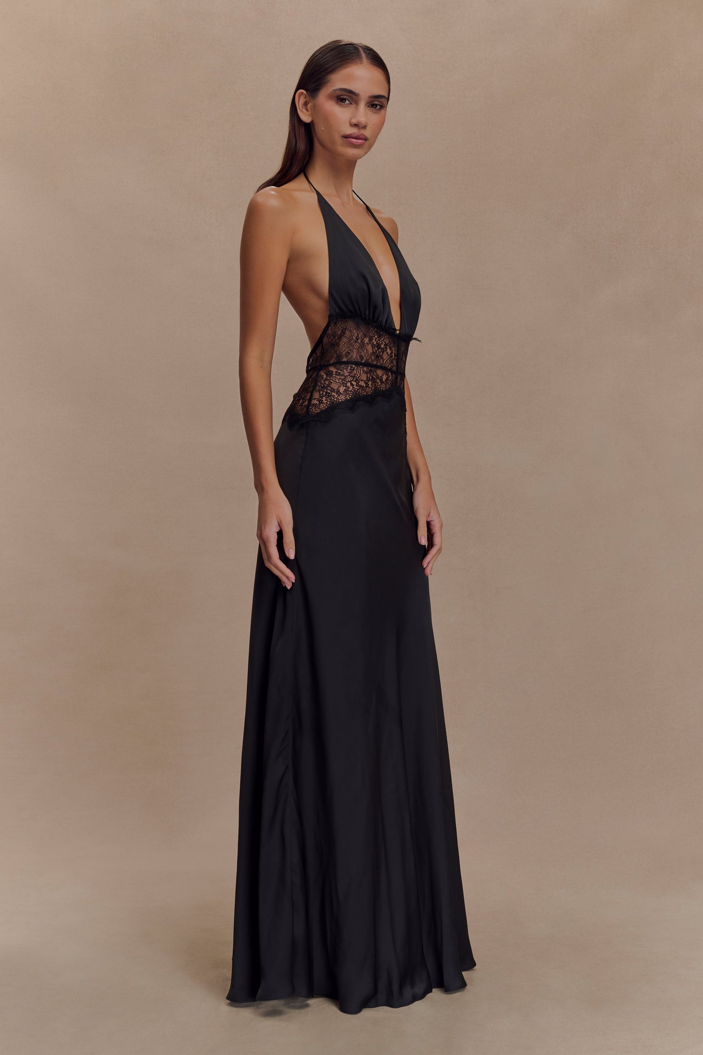 Mayreen | Vestido Largo de Satén Negro Con Cuello Halter y Encaje