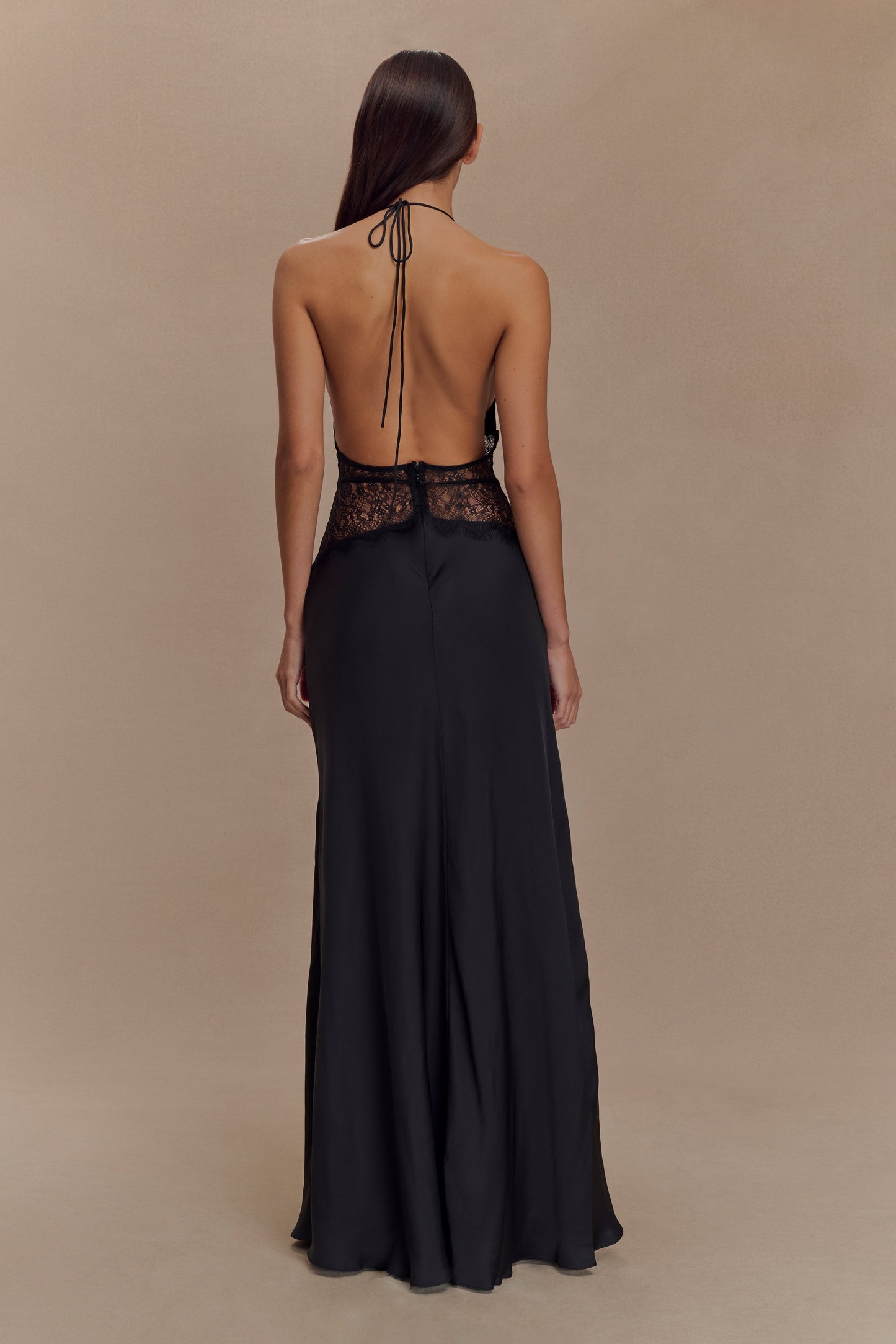 Mayreen | Vestido Largo de Satén Negro Con Cuello Halter y Encaje