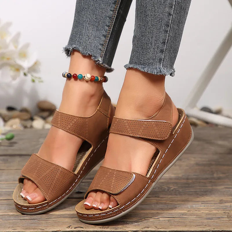 Tanaeva | Sandalias de Cuña Con Velcro y Tiras Perforadas