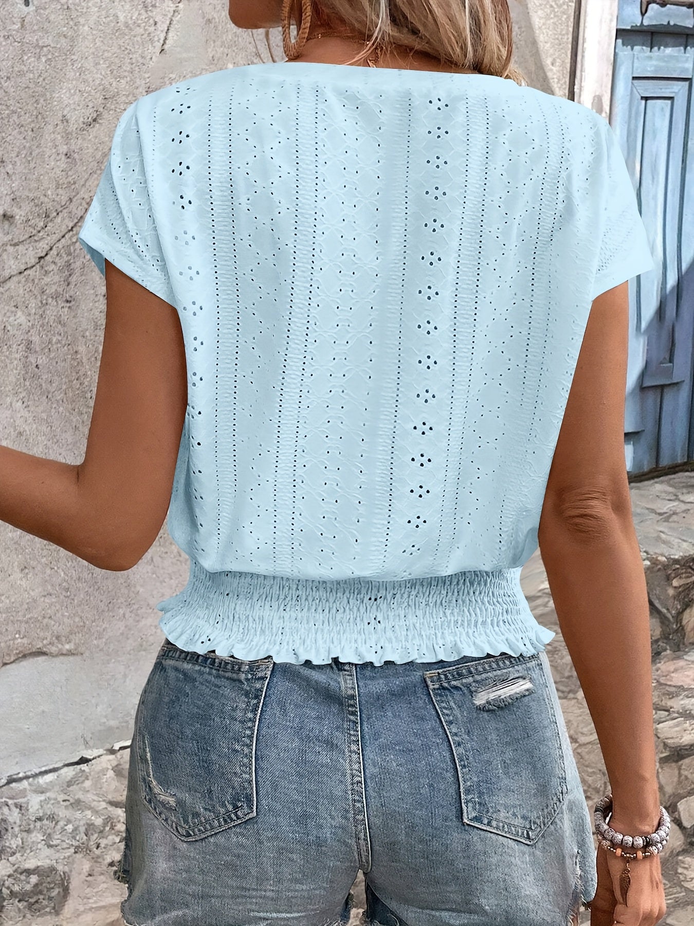 Delores - Top Con Cuello en V Mangas de Murciélago y Detalle de Ojales