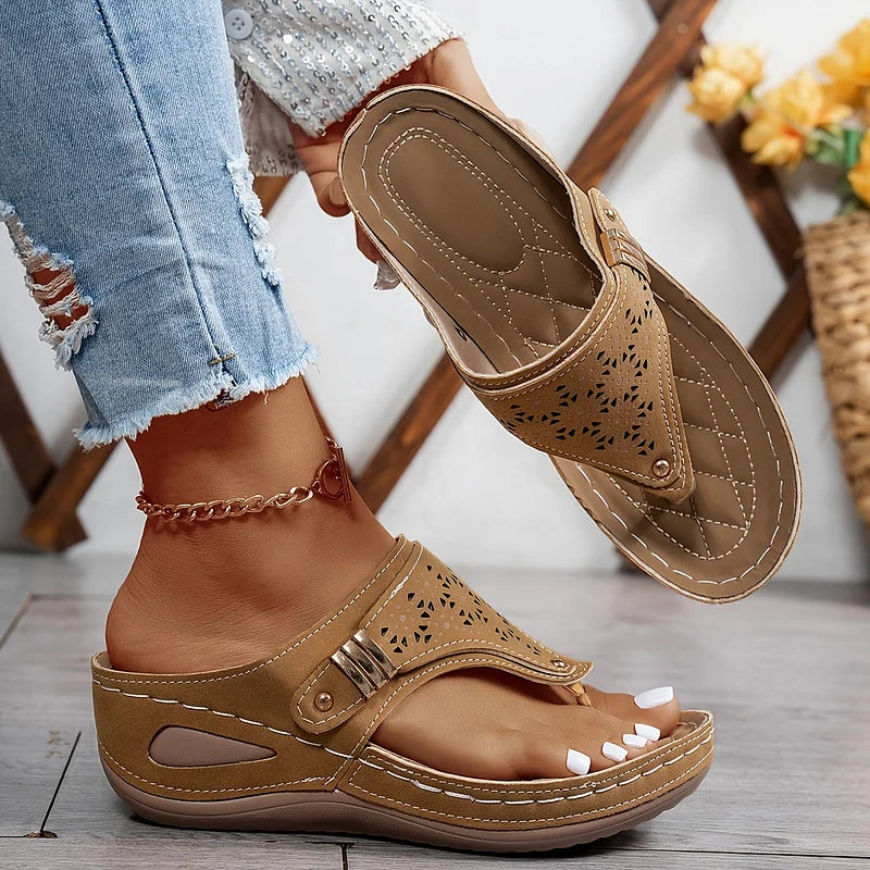 Tiara - Sandalias de Cuña Con Aberturas