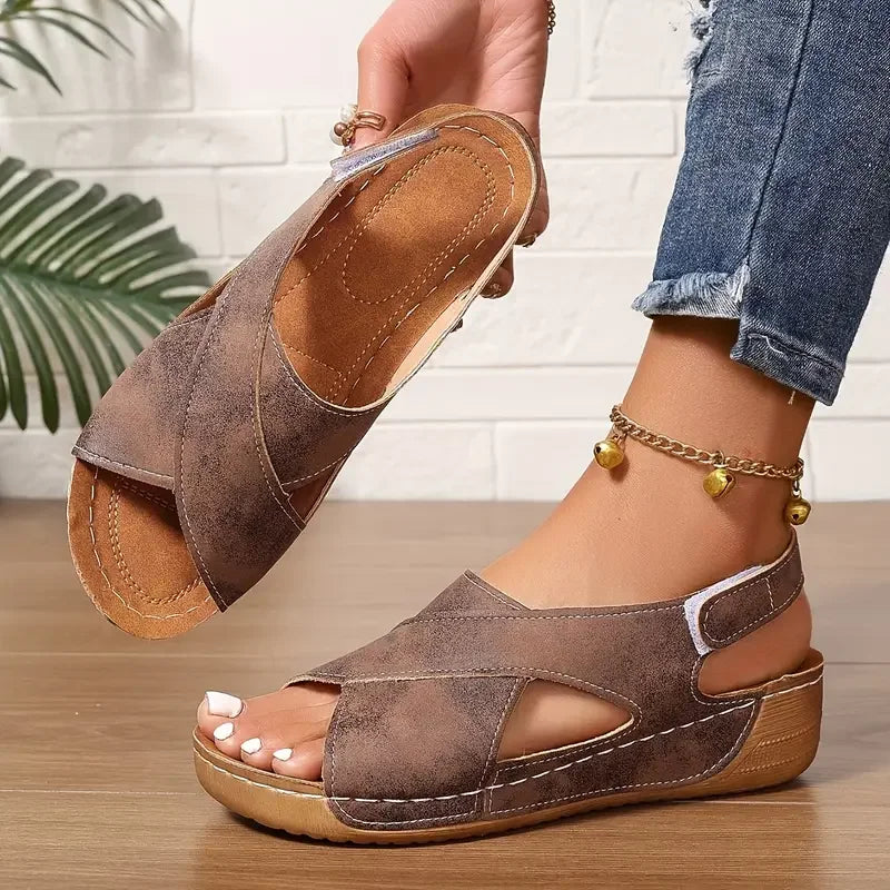 Clarisa | Sandalias De Cuña Con Tiras Cruzadas Y Correa Trasera