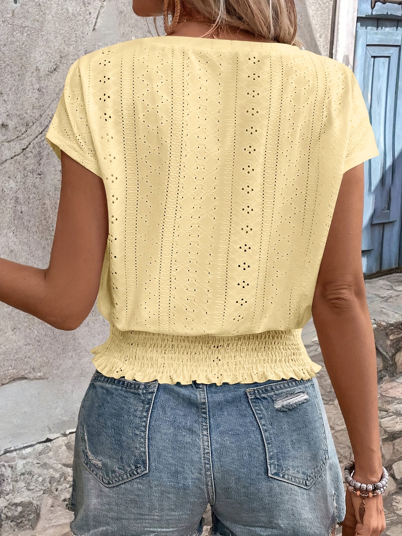 Delores - Top Con Cuello en V Mangas de Murciélago y Detalle de Ojales