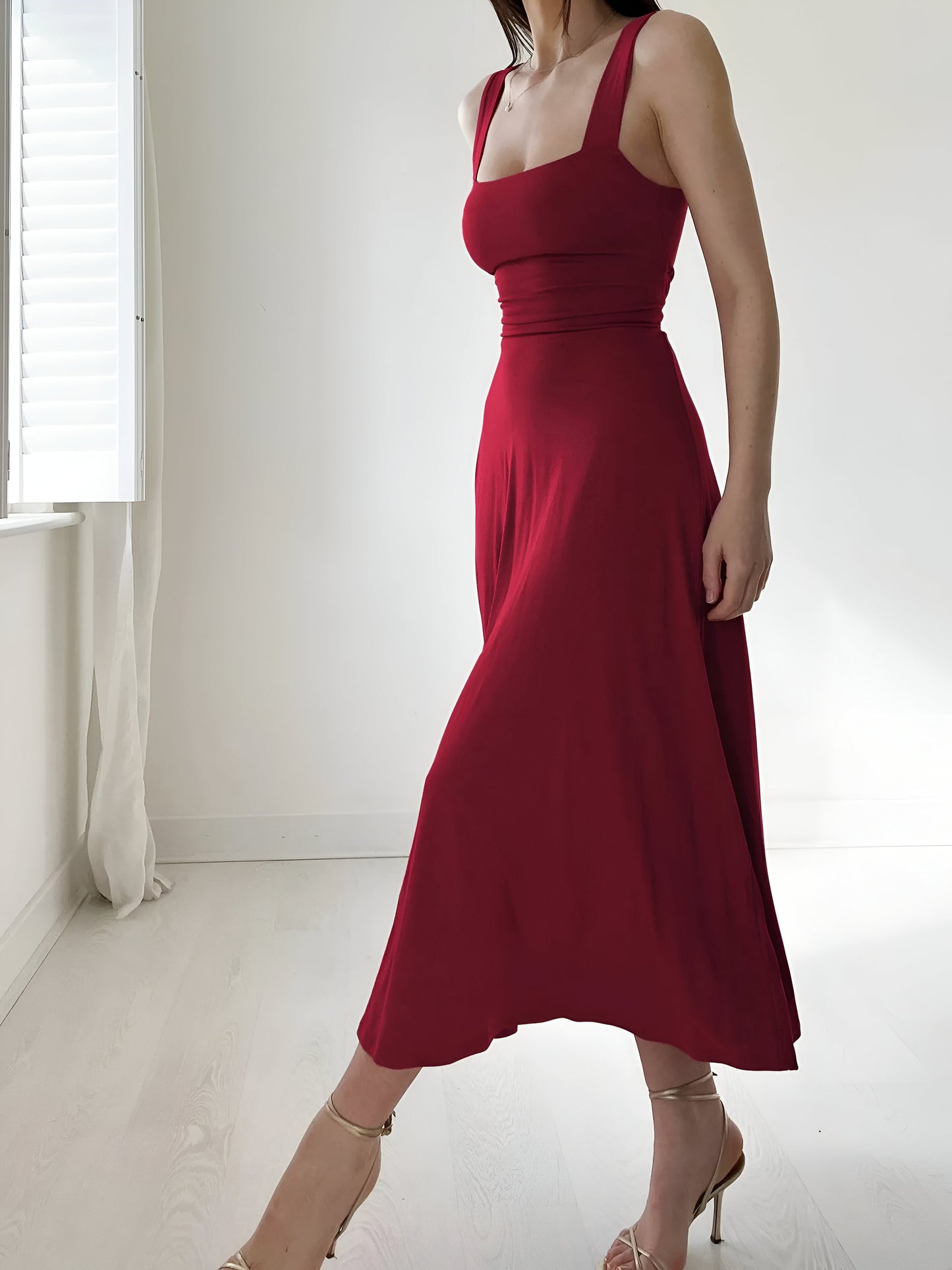 Jasmini | Vestido Midi Con Cuello Cuadrado Y Silueta en a