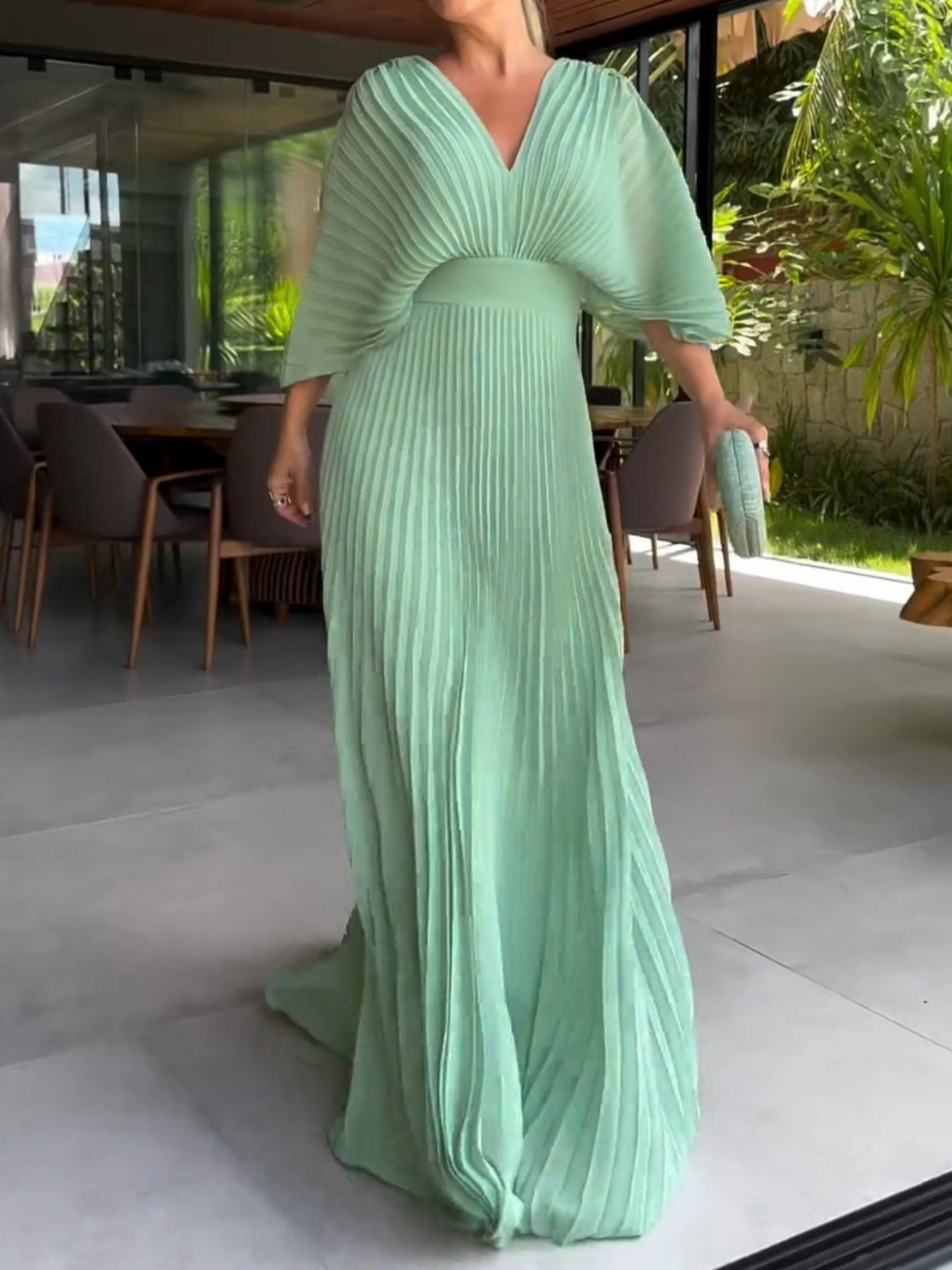 Valerija - Vestido Largo Plisado Con Cuello en V y Mangas Fluidas