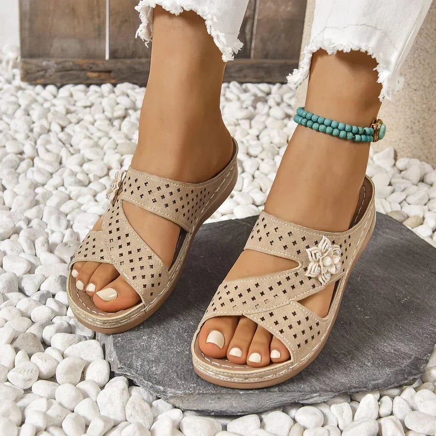 Kristine | Sandalias de cuña con detalle floral