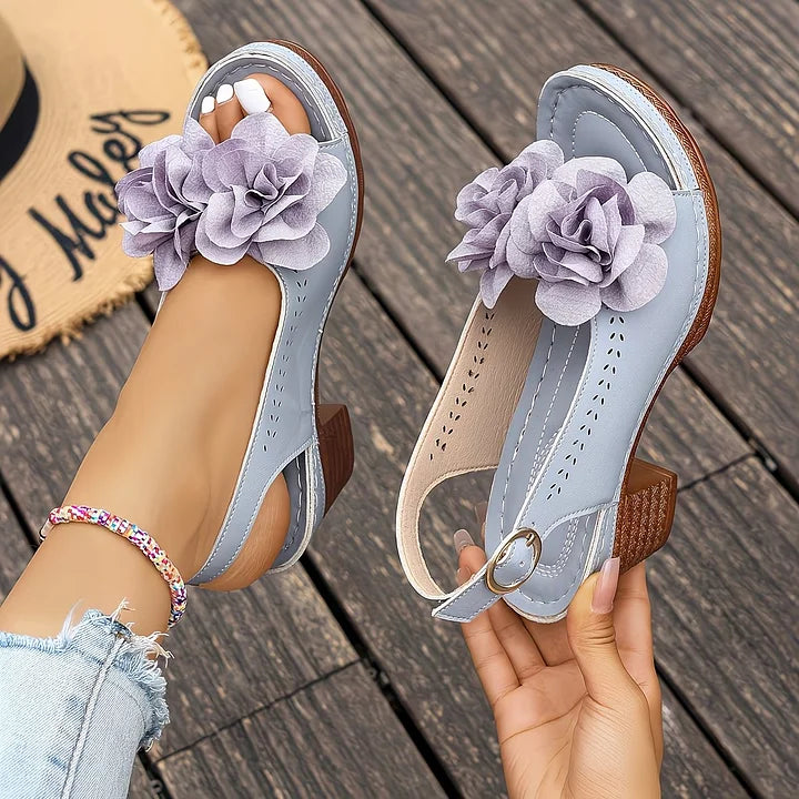 Gayanthi - Sandalias De Tacón Grueso Con Detalle Floral en La Parte Delantera