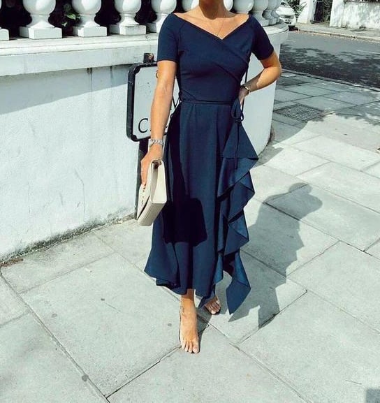 Valerie | Vestido Con Hombros Descubiertos, Volantes Y Bajo Cruzado