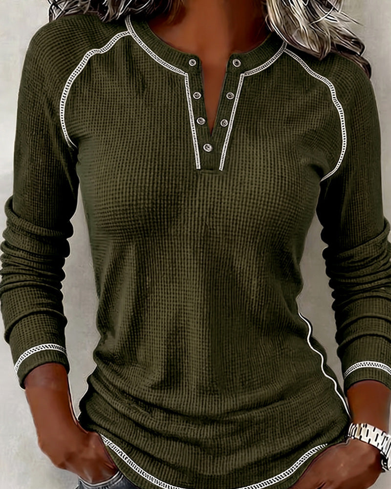 Maisy | Camiseta Henley Con Textura de Gofre y Ribete en Contraste