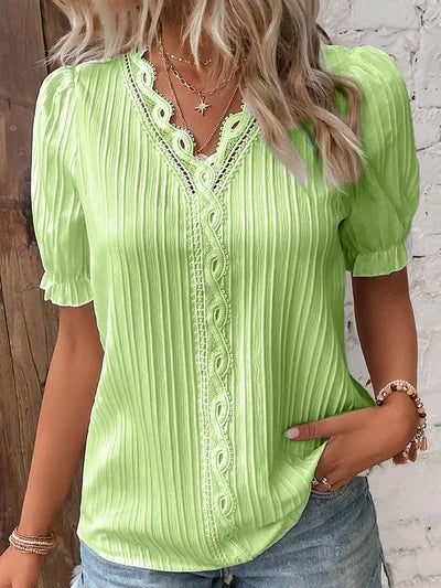 Madelen | Blusa Plisada con Cuello en V y Encaje