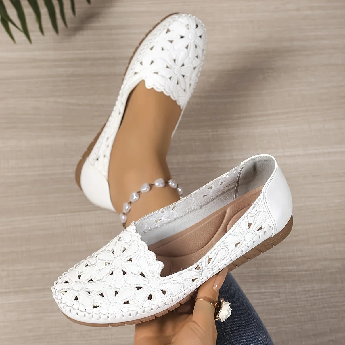 Inessa | Mocasines Blancos Con Corte Floral Sin Cordones