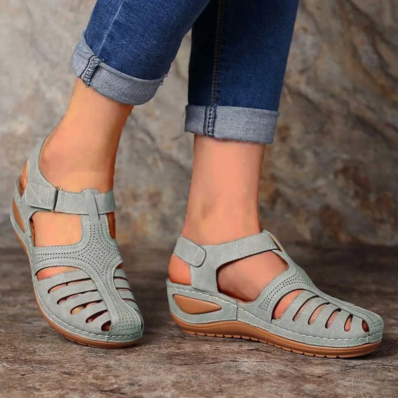 Leola | Sandalias de Puntera Cerrada Con Aberturas y Cierre de Velcro