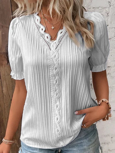 Madelen | Blusa Plisada con Cuello en V y Encaje