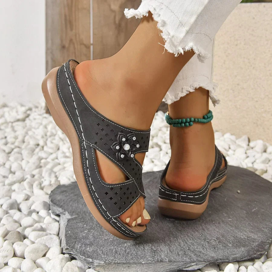 Kristine | Sandalias de cuña con detalle floral