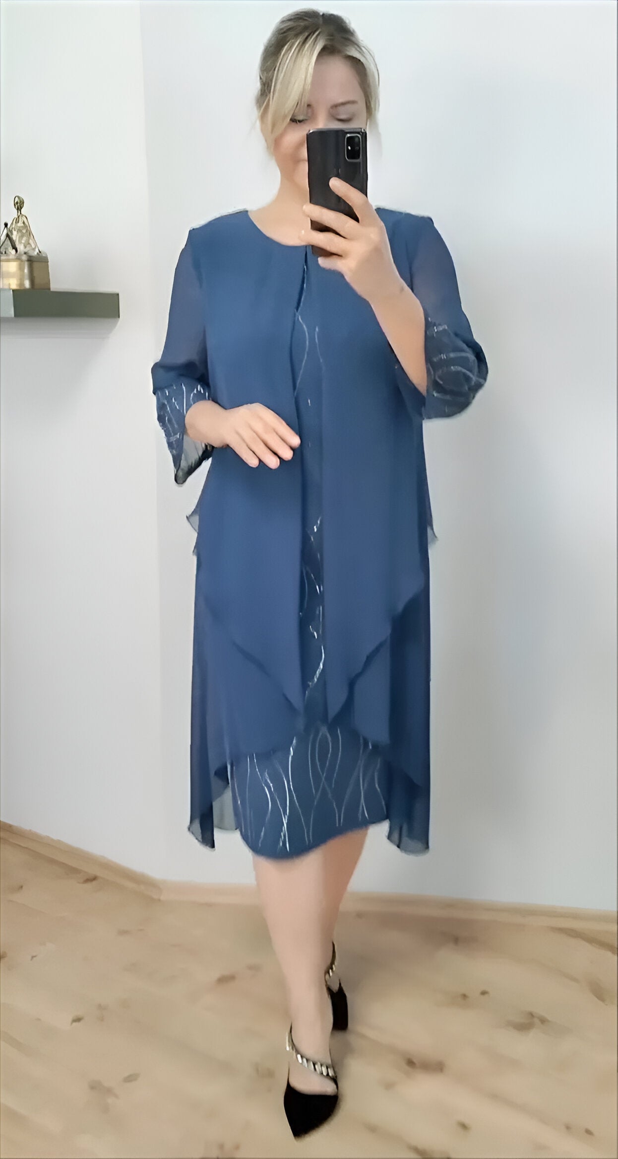 Nienke - Título Vestido Midi Con Capas y Superposición Manga Tres Cuartos