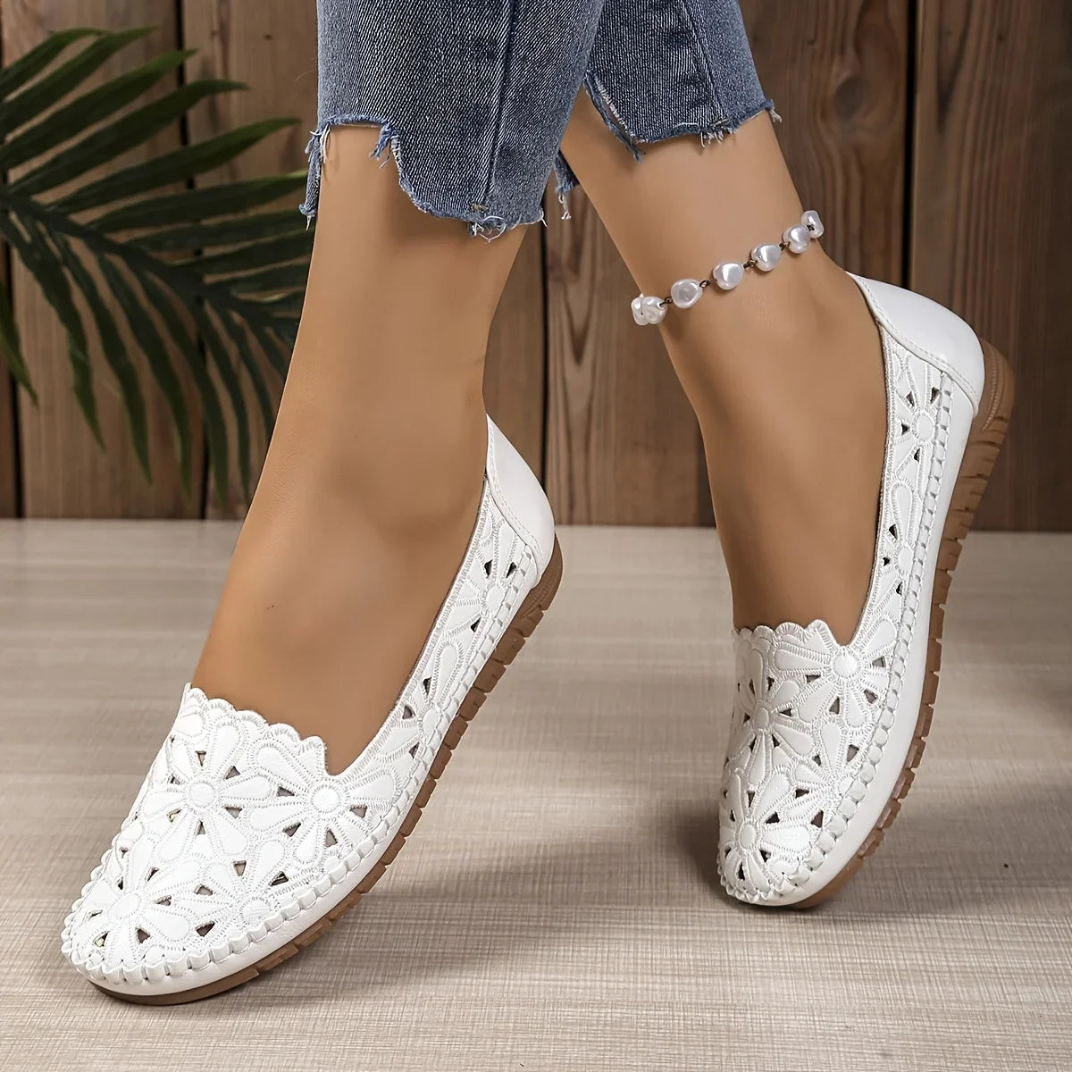 Inessa | Mocasines Blancos Con Corte Floral Sin Cordones