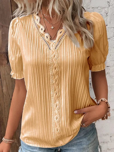 Madelen | Blusa Plisada con Cuello en V y Encaje