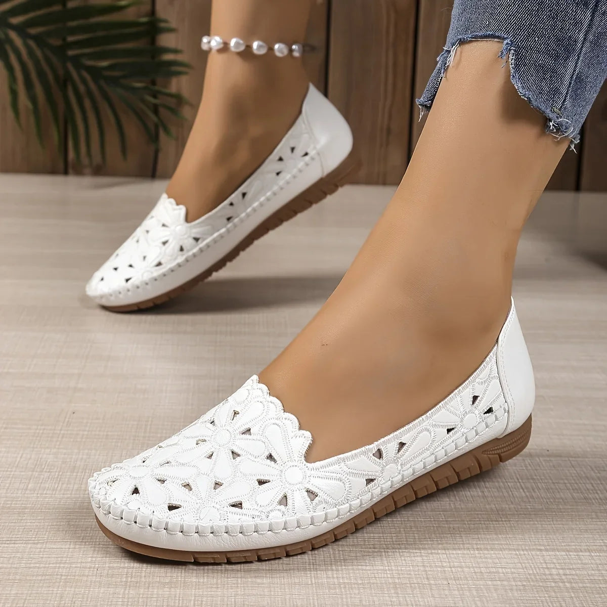 Inessa | Mocasines Blancos Con Corte Floral Sin Cordones