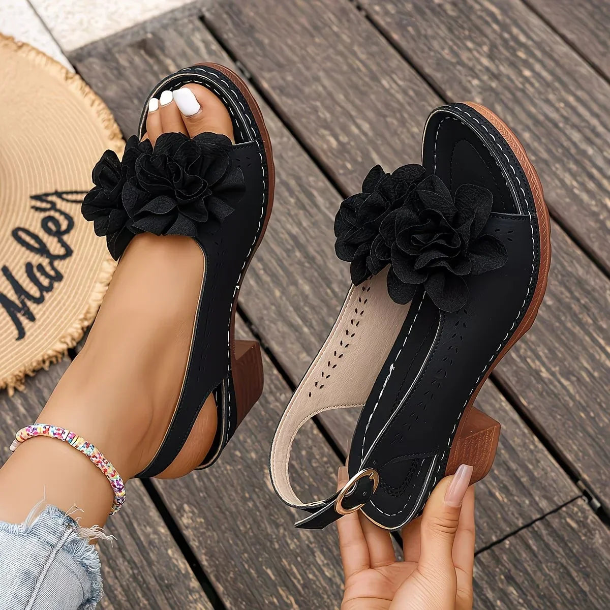 Gayanthi - Sandalias De Tacón Grueso Con Detalle Floral en La Parte Delantera