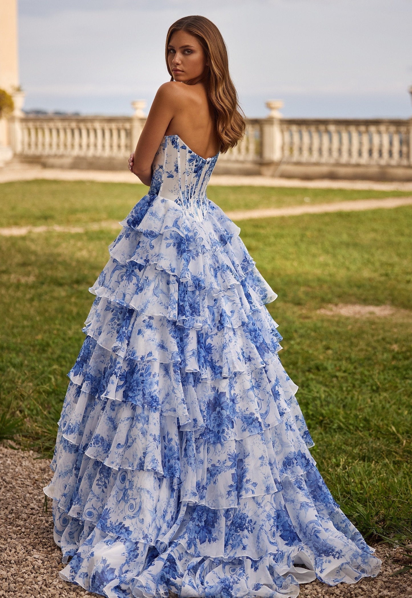 Miolina | Vestido de Noche Sin Tirantes Con Volantes Florales en Capas