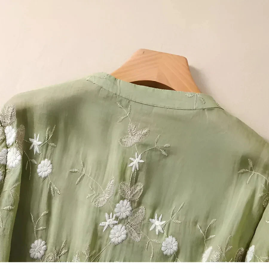 Nanda - Blusa Transparente con Bordado Floral y Cierre Frontal Con Botones