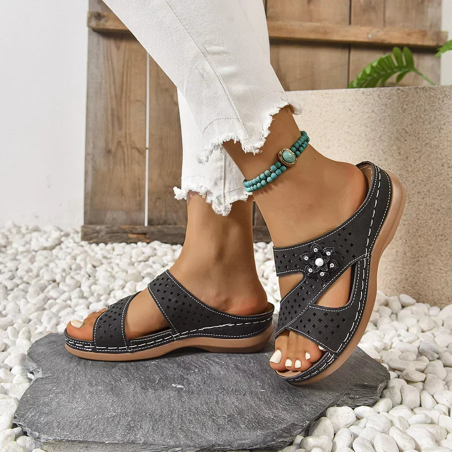 Kristine | Sandalias de cuña con detalle floral