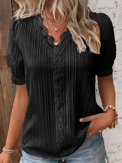 Madelen | Blusa Plisada con Cuello en V y Encaje