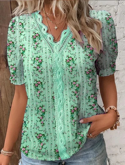 Madelen | Blusa Plisada con Cuello en V y Encaje