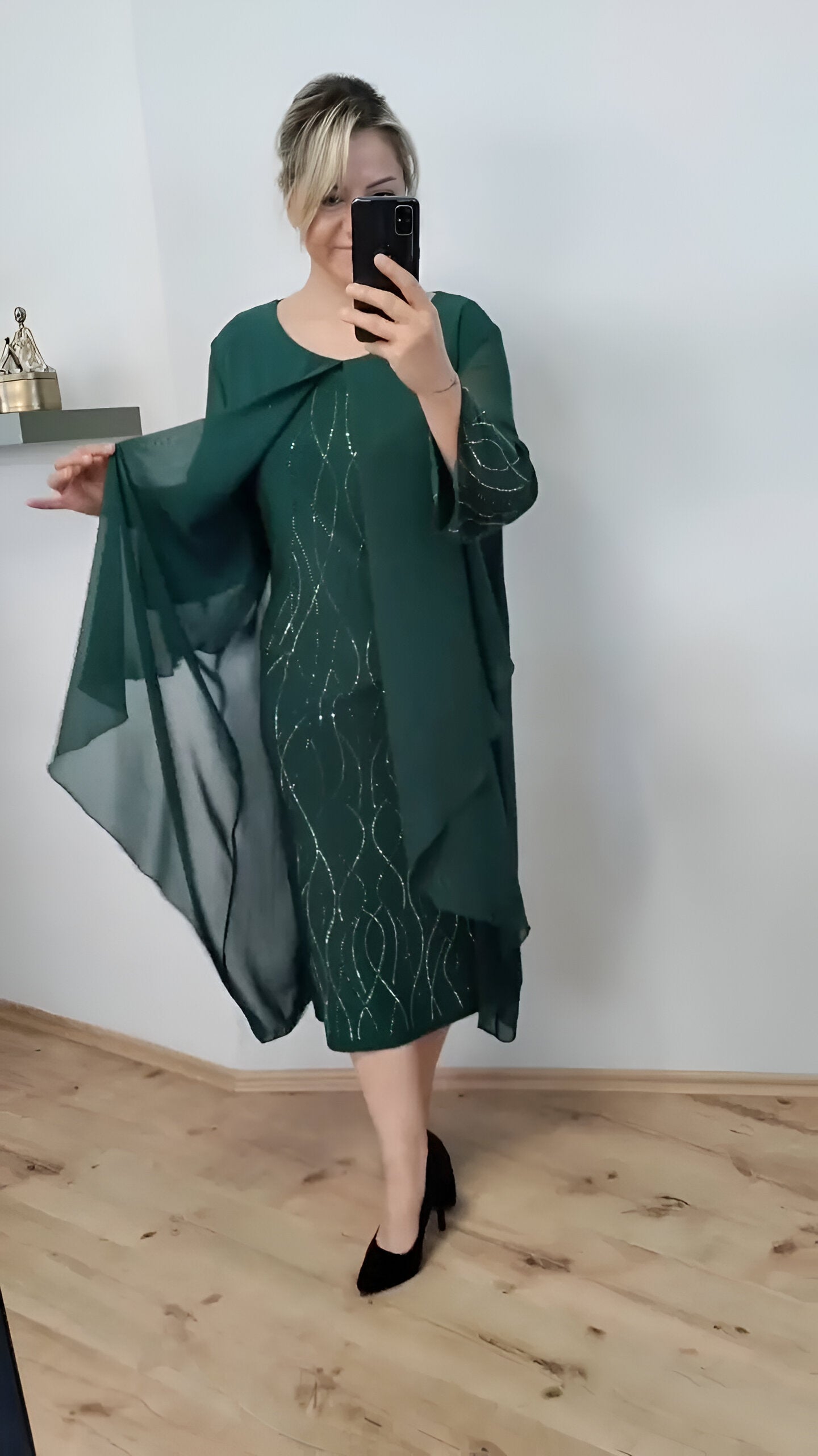 Nienke - Título Vestido Midi Con Capas y Superposición Manga Tres Cuartos