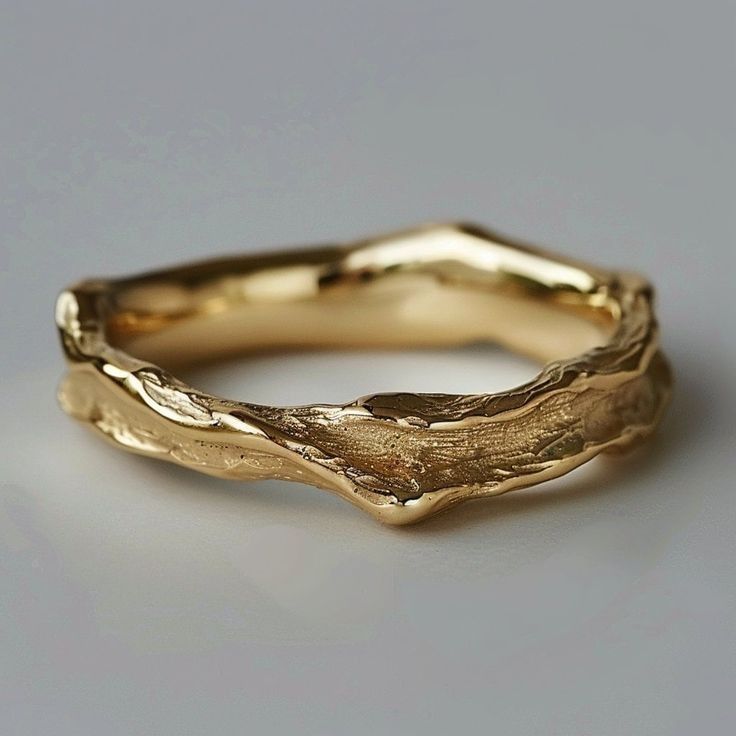 ForgeMuse | Anillo con Diseño Ondulado Texturizado en Tono Dorado