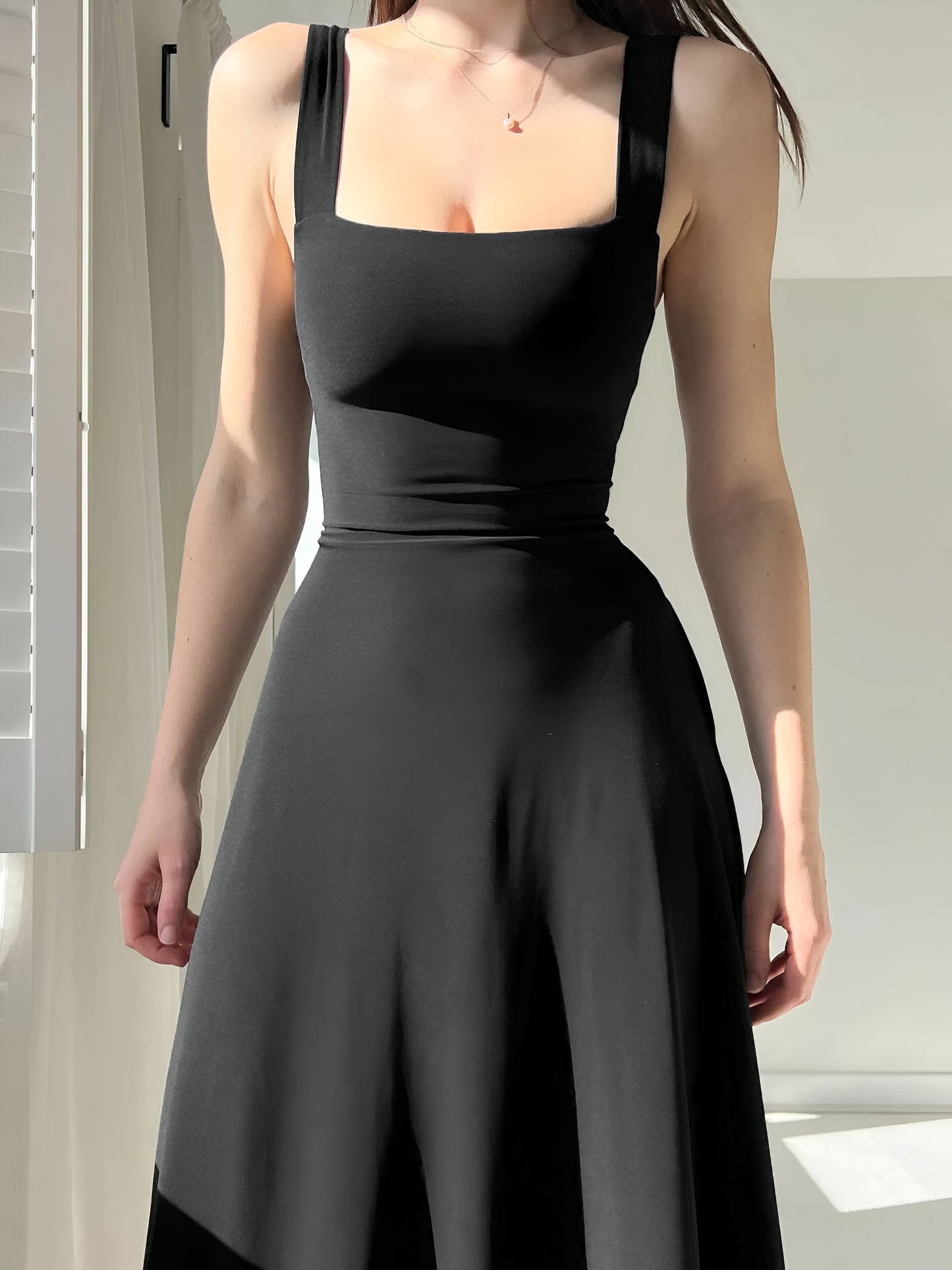 Jasmini | Vestido Midi Con Cuello Cuadrado Y Silueta en a