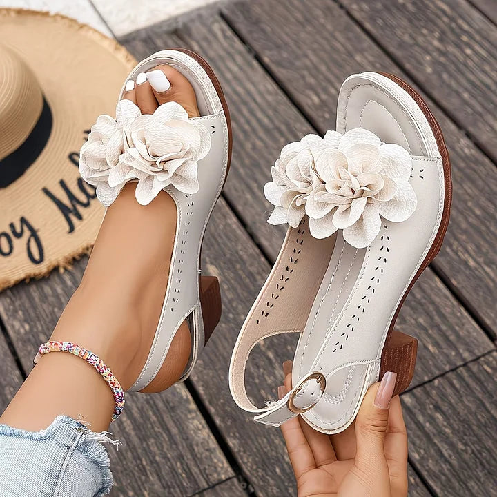 Gayanthi - Sandalias De Tacón Grueso Con Detalle Floral en La Parte Delantera